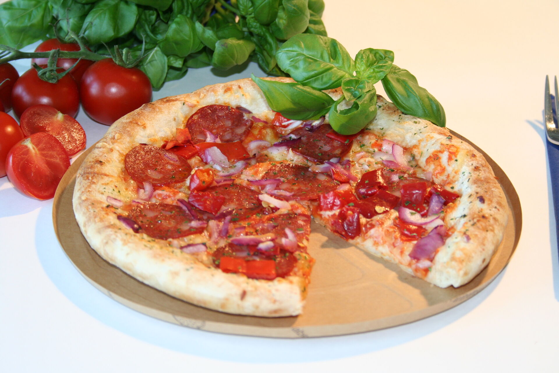 Pizza sur une plaque de cuisson en métal pour l'industrie alimentaire Pizza sur une plaque de cuisson en métal pour l'industrie alimentaire