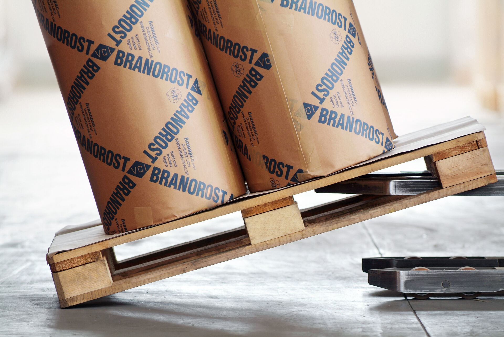 [Translate to Englisch:] BRANOgrip rutschhemmendes Papier als Palettenunterlage