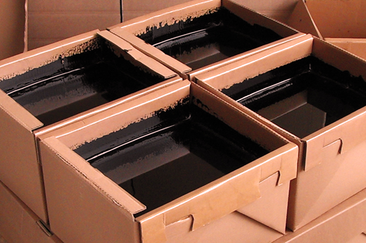 BRANOperl Bitumenbox mit eingegossenem Bitumen zur sicheren und auslaufsicheren Transportlösung